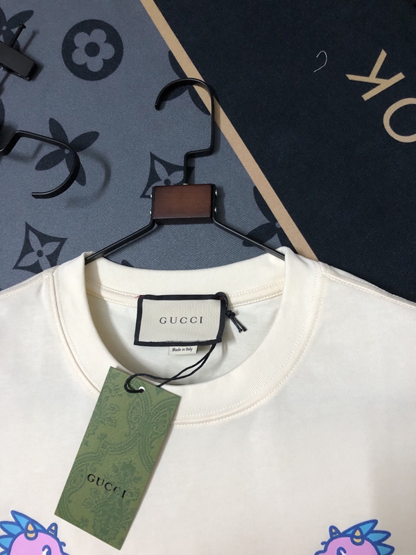 ブランドTシャツ側面デザイン